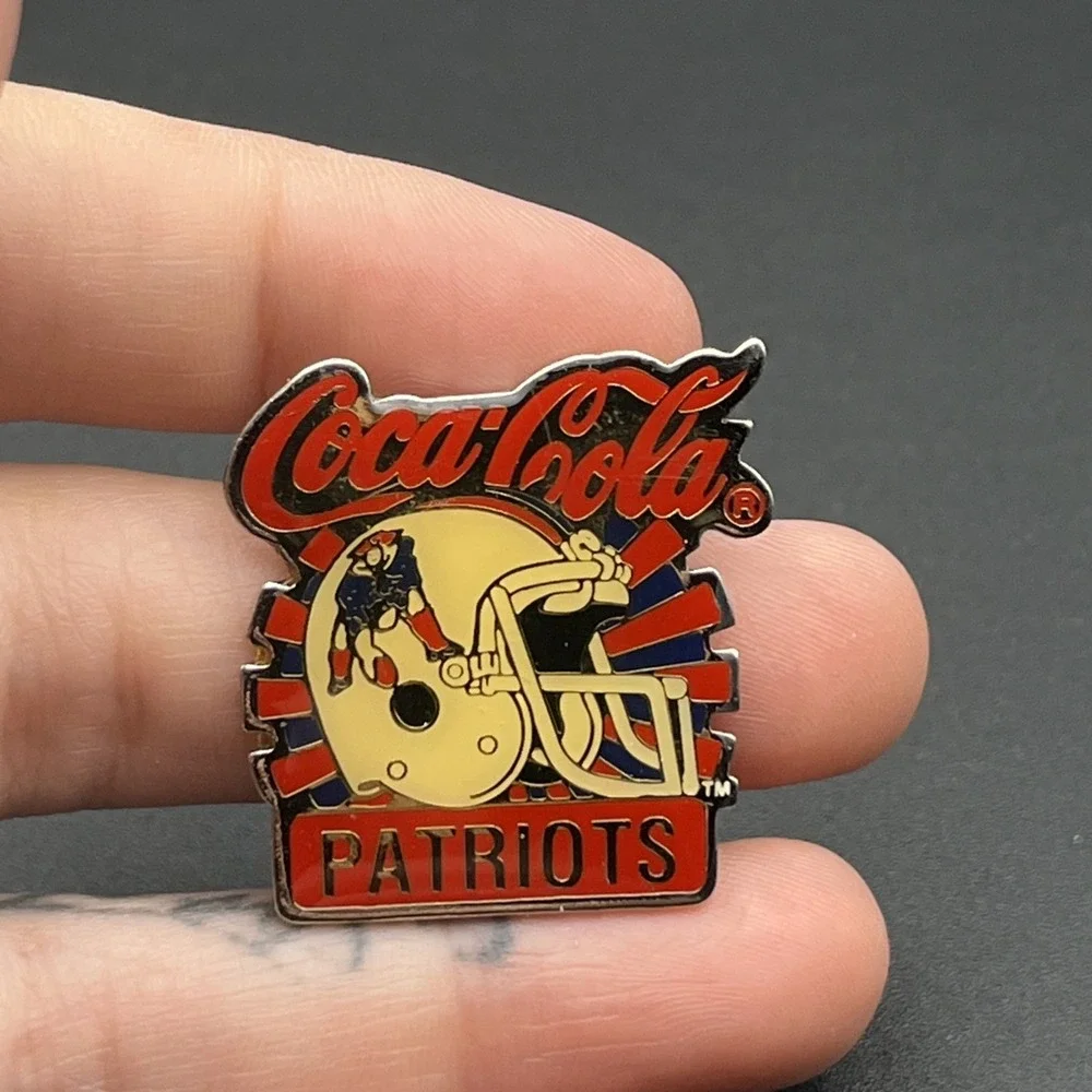 Vintage Coca-Cola Coke New‎ England Patriots Helmet NFL Football Lapel Hat Pin